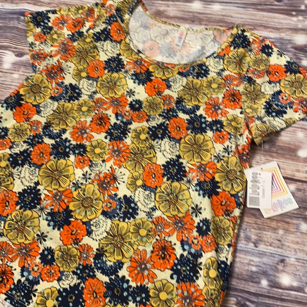 NWT Lularoe classic tee size large